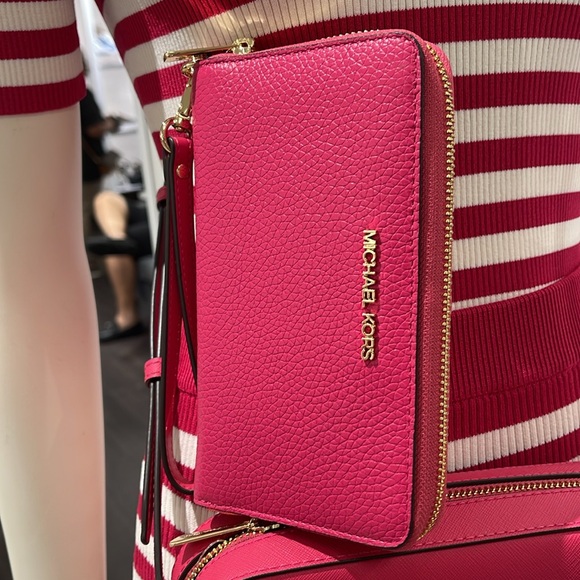 MICHAEL KORS LARGE FLAT MULTIFUNCTION PHONE CASE WALLET WRISTLET 
ELECTRIC PINK - Picture 3 of 16